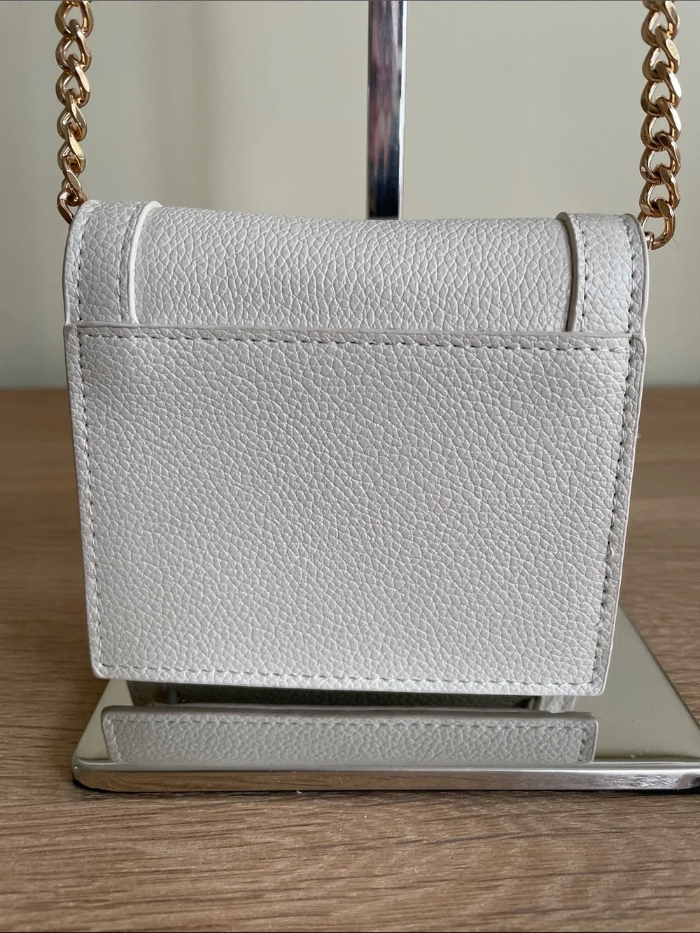 ANNE KLEIN WHITE PEBBLED CROSSBODY WALLET ON A CHAIN with Gold Hardware